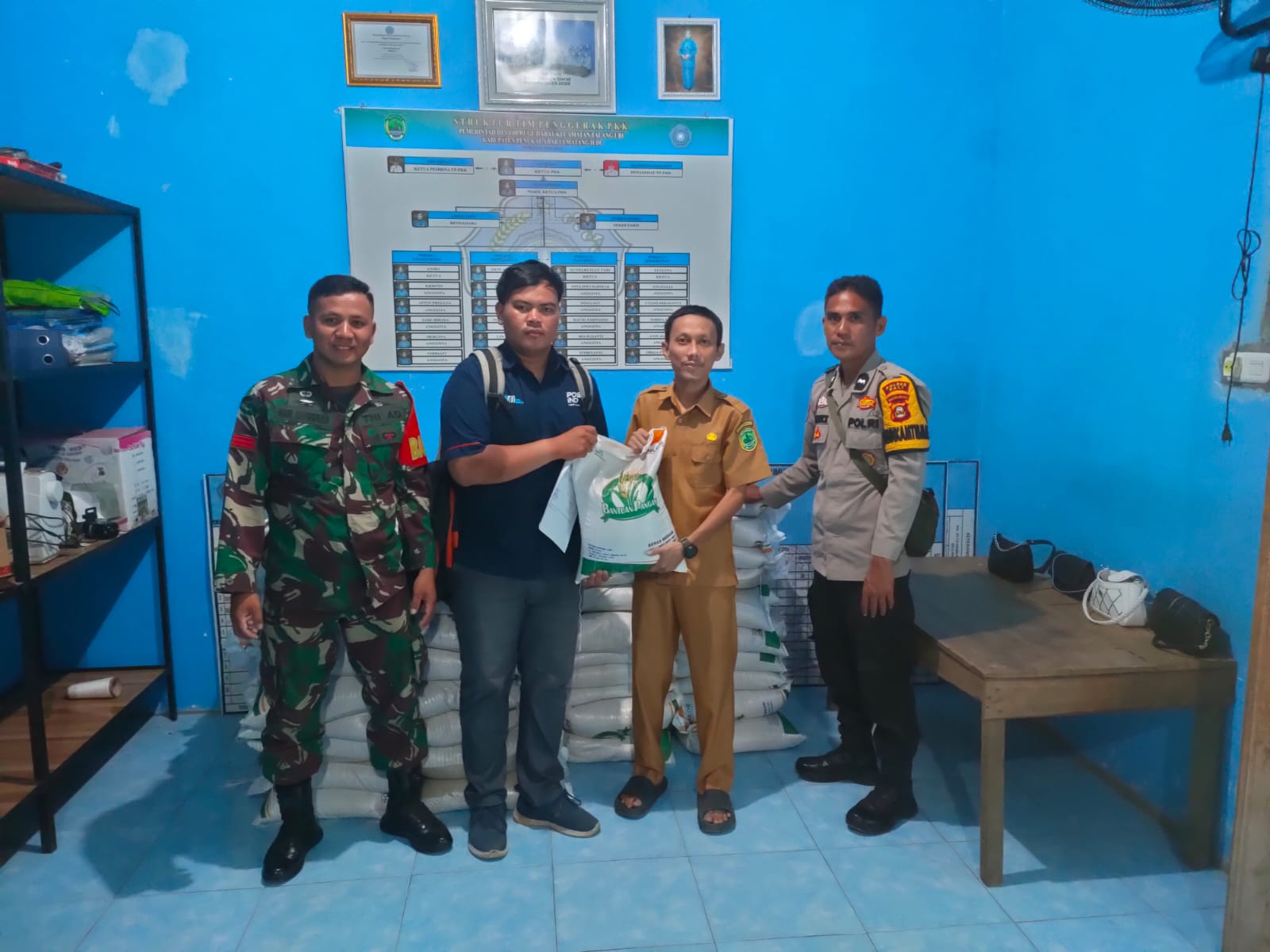 Praka Hari Hanggrian Babinsa KORAMIL 404-03/PENDOPO Kawal Pendistribusian Beras CPP di desa binaan