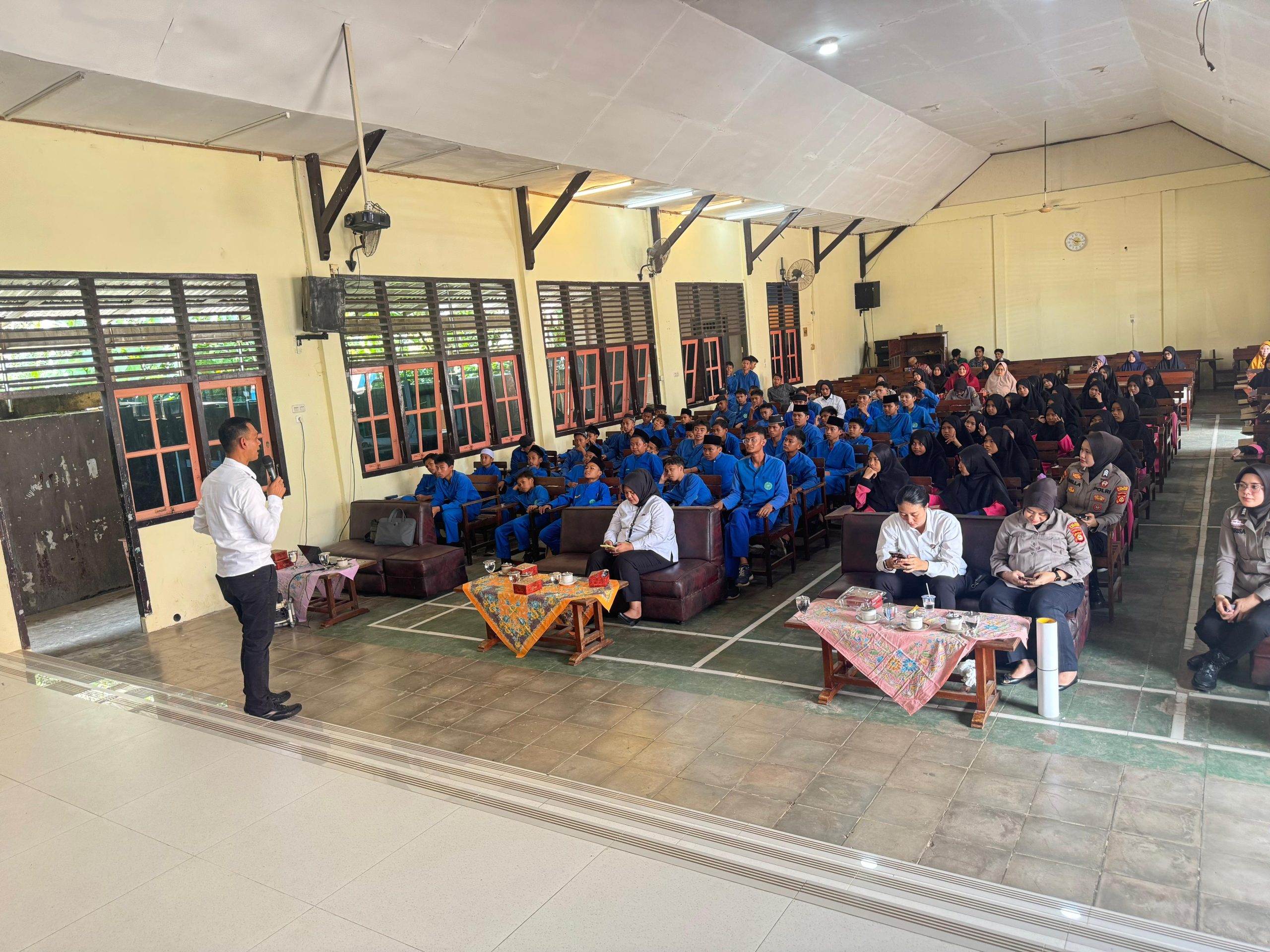 Satuan ResNarkoba Polres Banyuasin melaksanakan Sosialisasi Bahaya Narkoba di Pondok Pesantren Aqulu El-Muqoffa