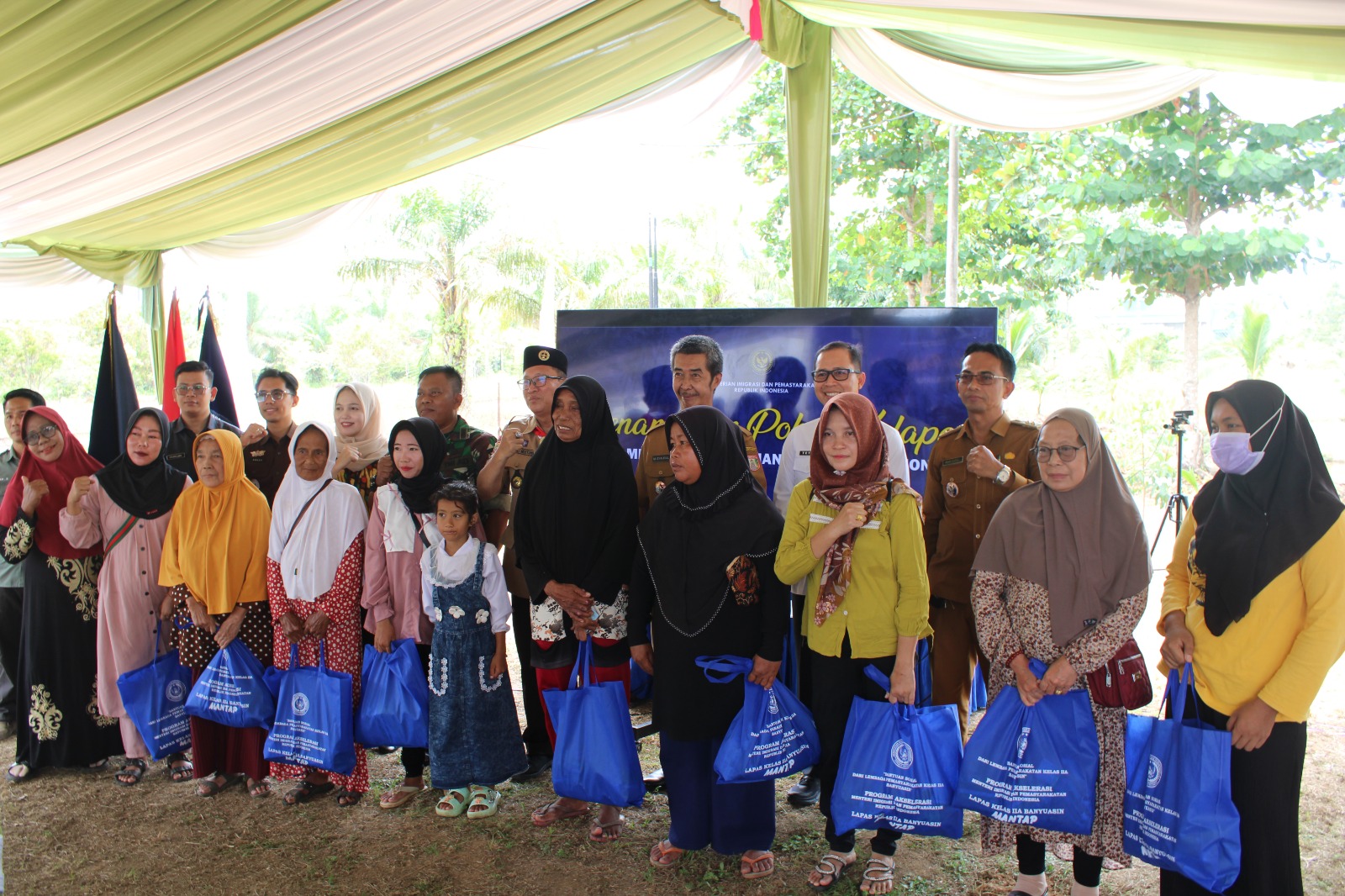 Lapas Banyuasin Serahkan 25 Paket Sembako untuk Keluarga Warga Binaan dan Masyarakat Sekitar