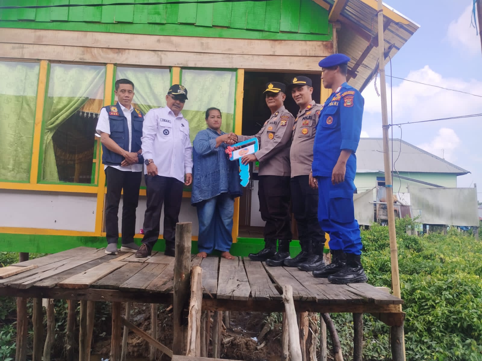 Polres Banyuasin Wujudkan Serah Terima Kunci Bedah Rumah Program Proaktif Polres Banyuasin Peduli