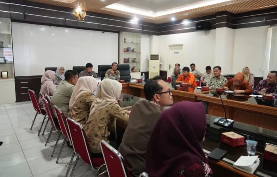 Pimpin Rapat Bahas Data Triwulan lll, Sekda Banyuasin Fokus Dorong Perekonomian Daerah