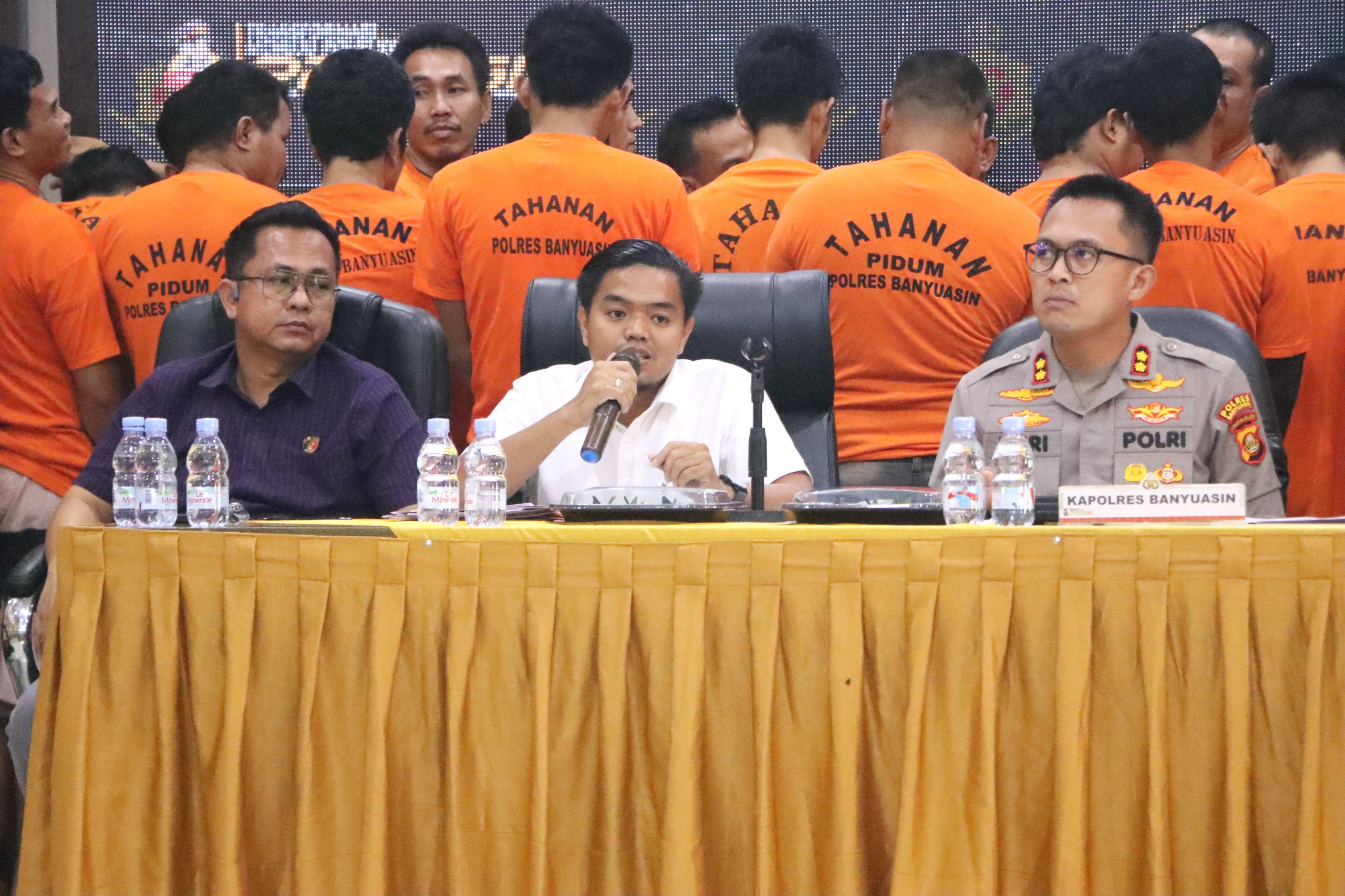 Kapolres banyuasin pimpin press release 44 pelaku tindak pidana di banyuasin berhasil di amankan