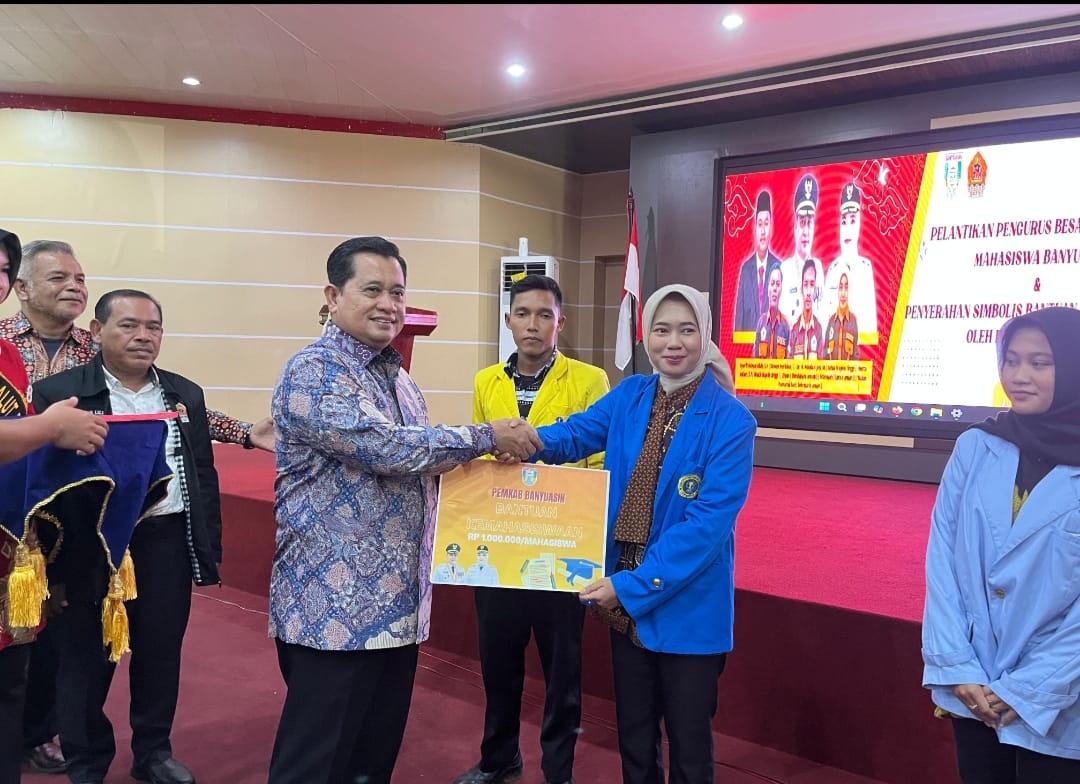 Bupati Banyuasin Lantik Pengurus PMB dan Serahkan Beasiswa mahasiswa banyuasin