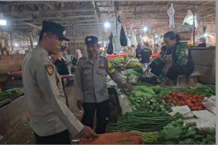 Polsek Betung Gelar Patroli Kaki untuk Tingkatkan Rasa Aman di Pasar dan Permukiman Warga