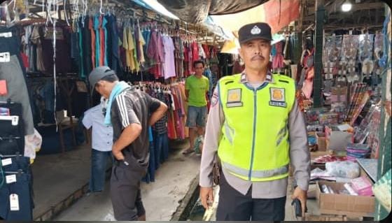 PATROLI JALAN KAKI POLSEK TUNGKAL ILIR OPTIMALISASI KEDEKATAN DAN PENCEGAHAN KEJAHATAN