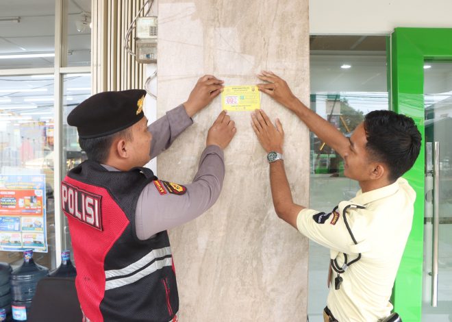 Polres Banyuasin Perkuat Kamtibmas dengan Pemasangan Stiker 110 dan Patroli Jalan kaki Proaktif