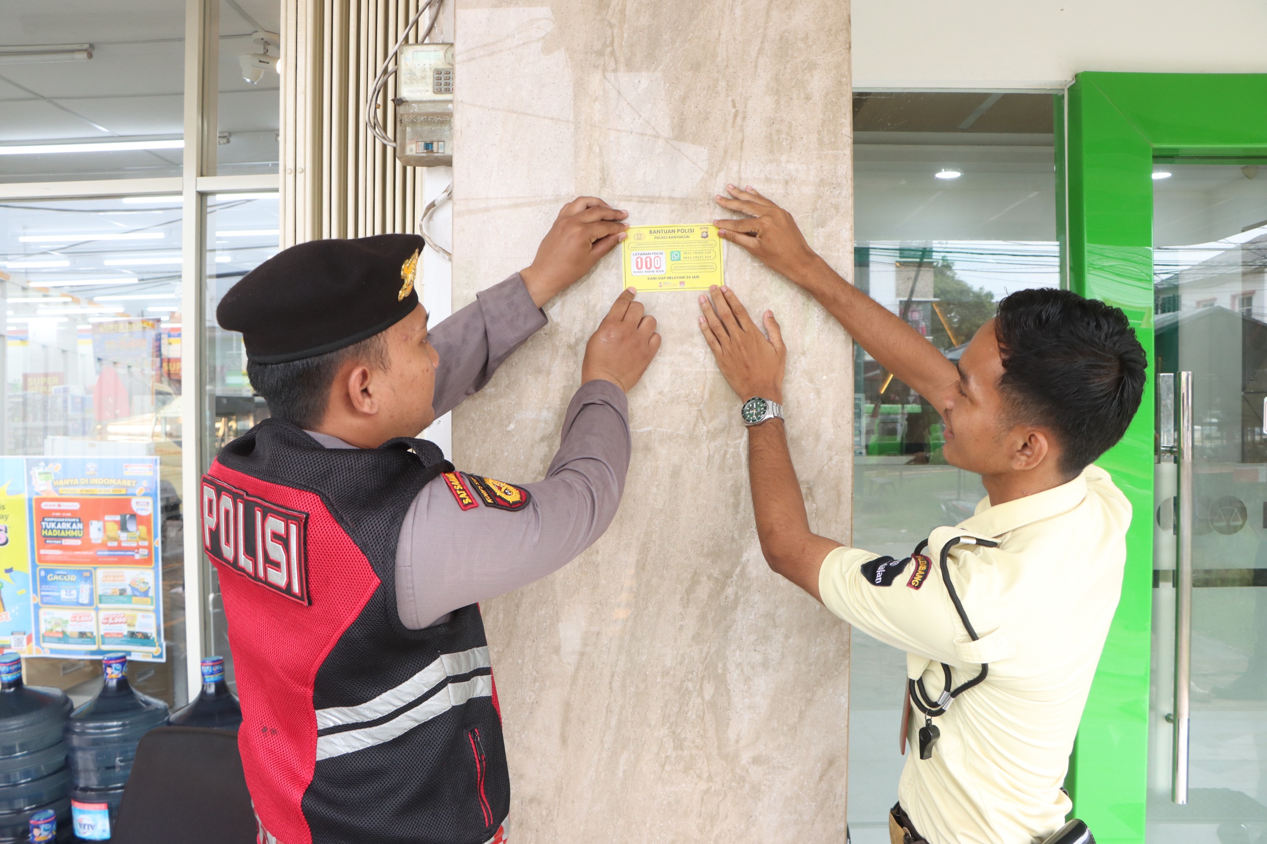Polres Banyuasin Perkuat Kamtibmas dengan Pemasangan Stiker 110 dan Patroli Jalan kaki Proaktif