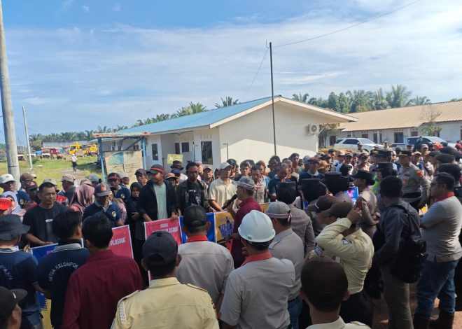 Petani Plasma Gelar Aksi Tutup Kantor PT. SIP, Tuntut Penyelesaian Hak dan Kerja Sama Diputus