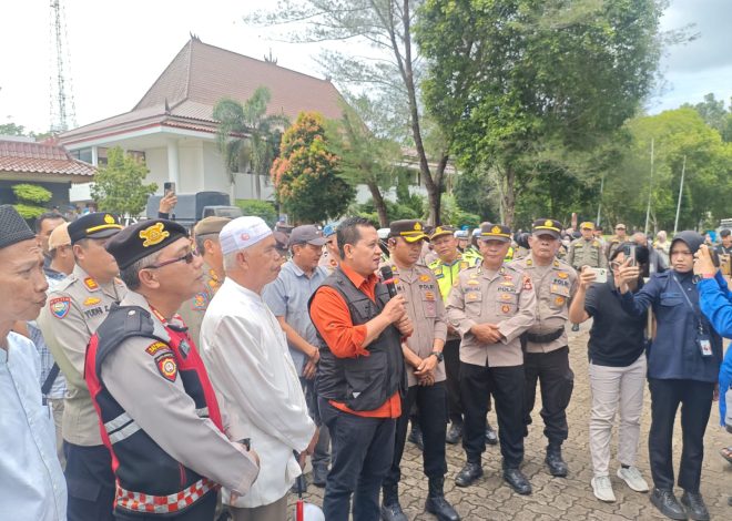 POLRES BANYUASIN GELAR PENGAMANAN DAN MONITORING AKSI MASYARAKAT DI KANTOR BUPATI